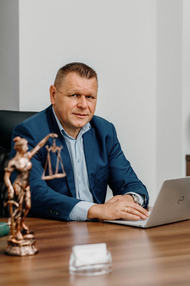Adwokat Janusz Stefańczyk przy biurku w kancelarii w Strzelcach Krajeńskich