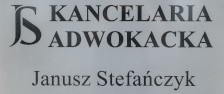 Napis Kancelaria Adwokacka Janusz Stefańczyk z logo JS na szybie w Strzelcach Krajeńskich